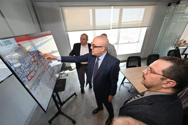 وزير الإسكان يبحث مع السويدى إليكتريك أفكار تطوير المناطق الصناعية بالمدن الجديدة