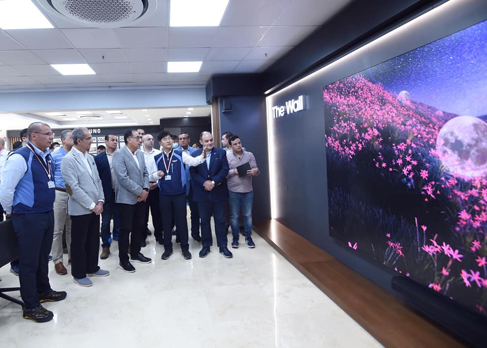 رئيس الوزراء يتفقد مجمع مصانع سامسونج للإلكترونيات في بني سويف