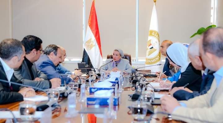 وزيرة البيئة تبحث مع شركات الأسمنت فرص الاستثمار فى التخلص الكامل من المخلفات