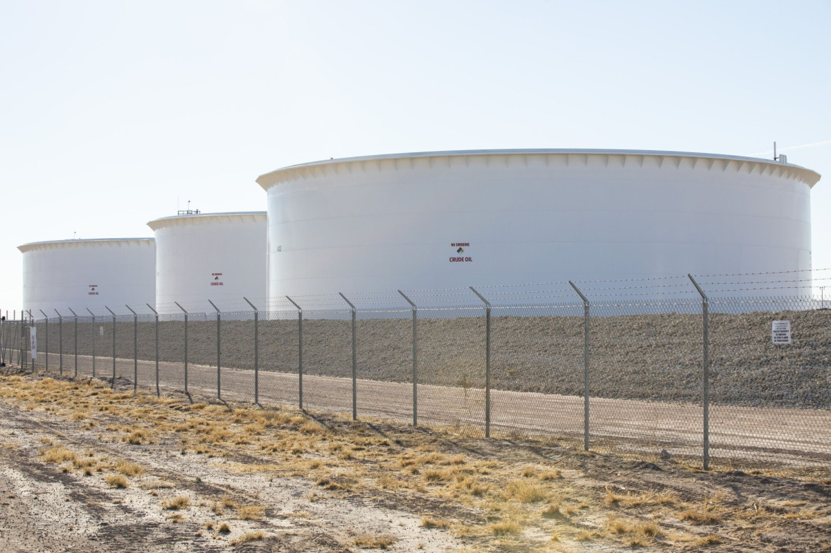 ارتفاع المخزون الأمريكي يهوى بأسعار النفط عالميا