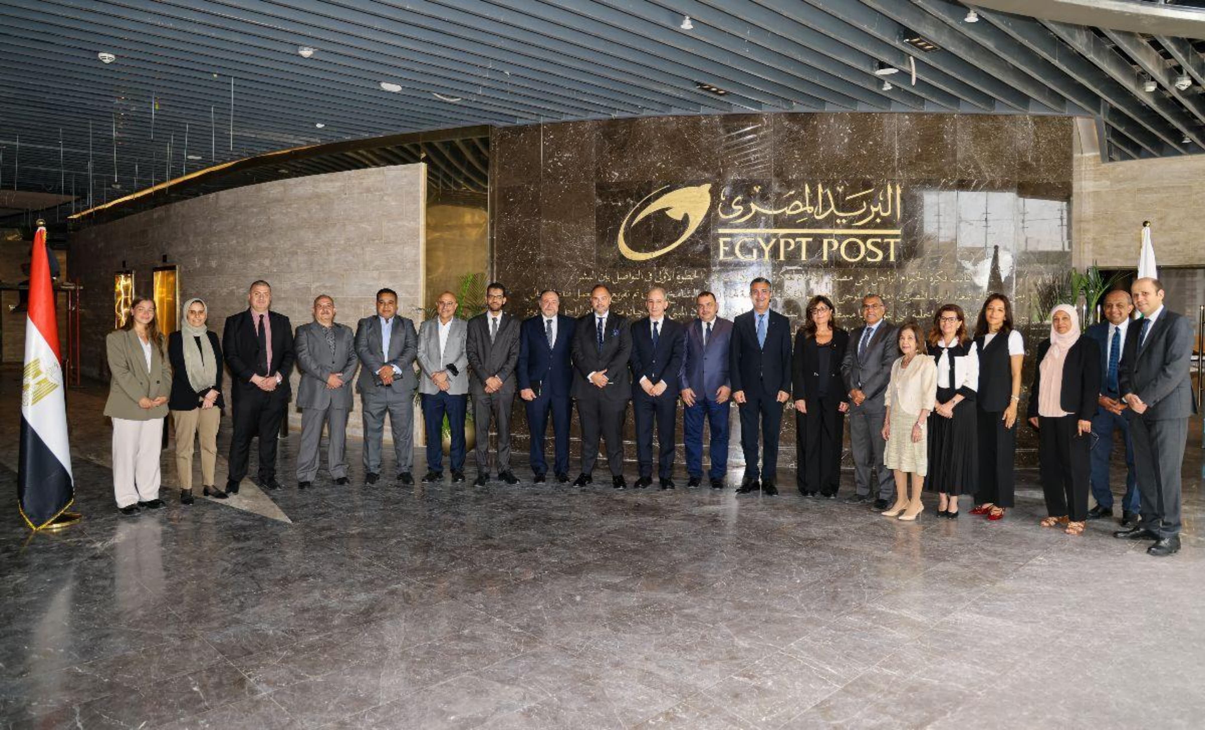 رئيس البريد يستقبل  ممثلي غرفة التجارة الأمريكية