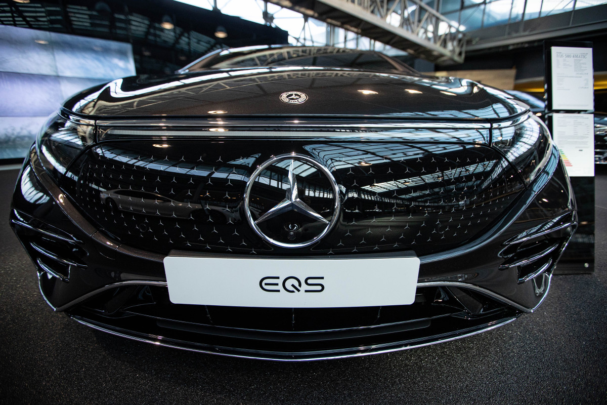 الأزمات تلاحق سيارة مرسيدس "إي كيو إس" الكهربائية