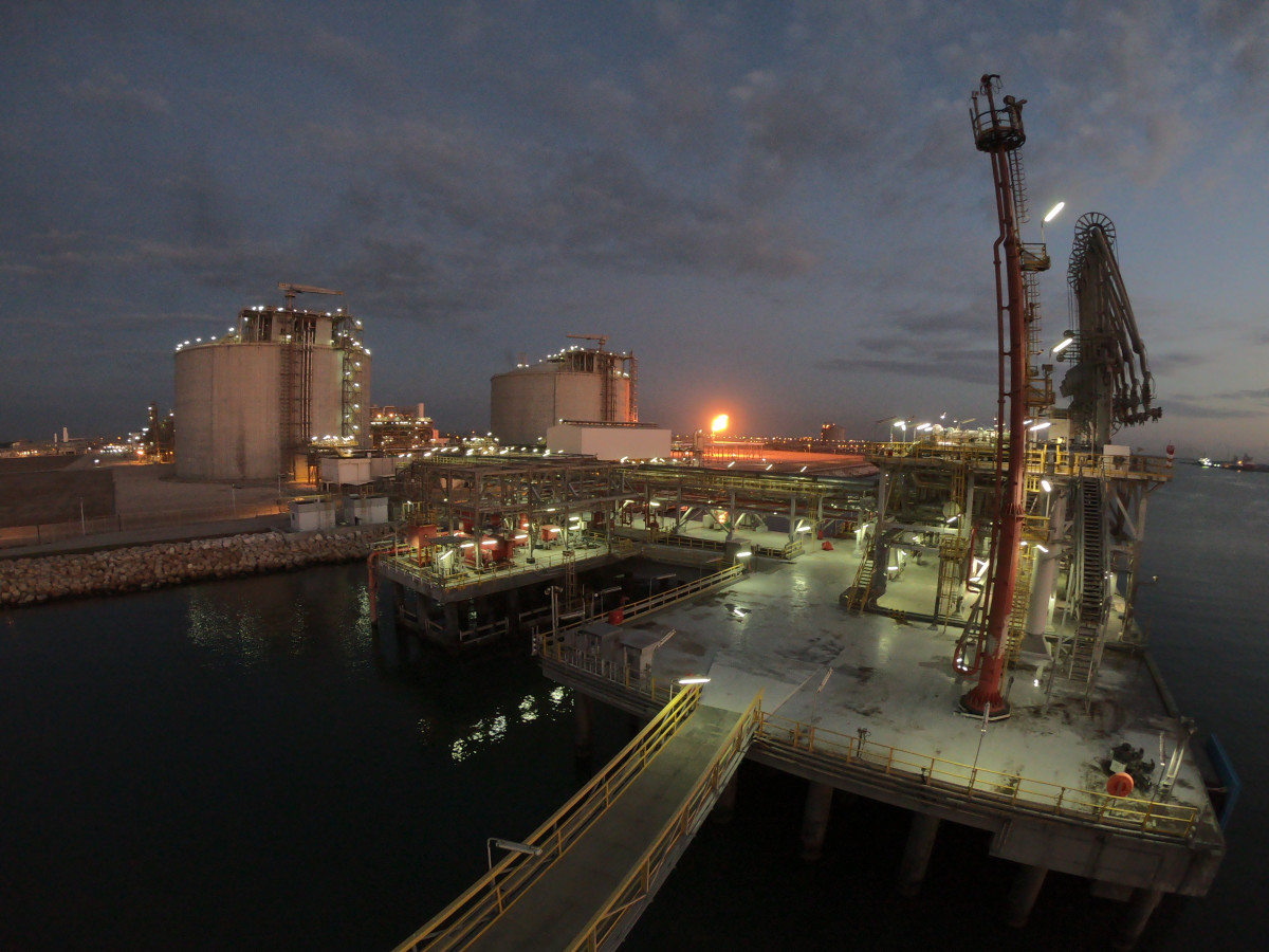 الحكومة تطرح مناقصة لاستيراد 15 شحنة غاز