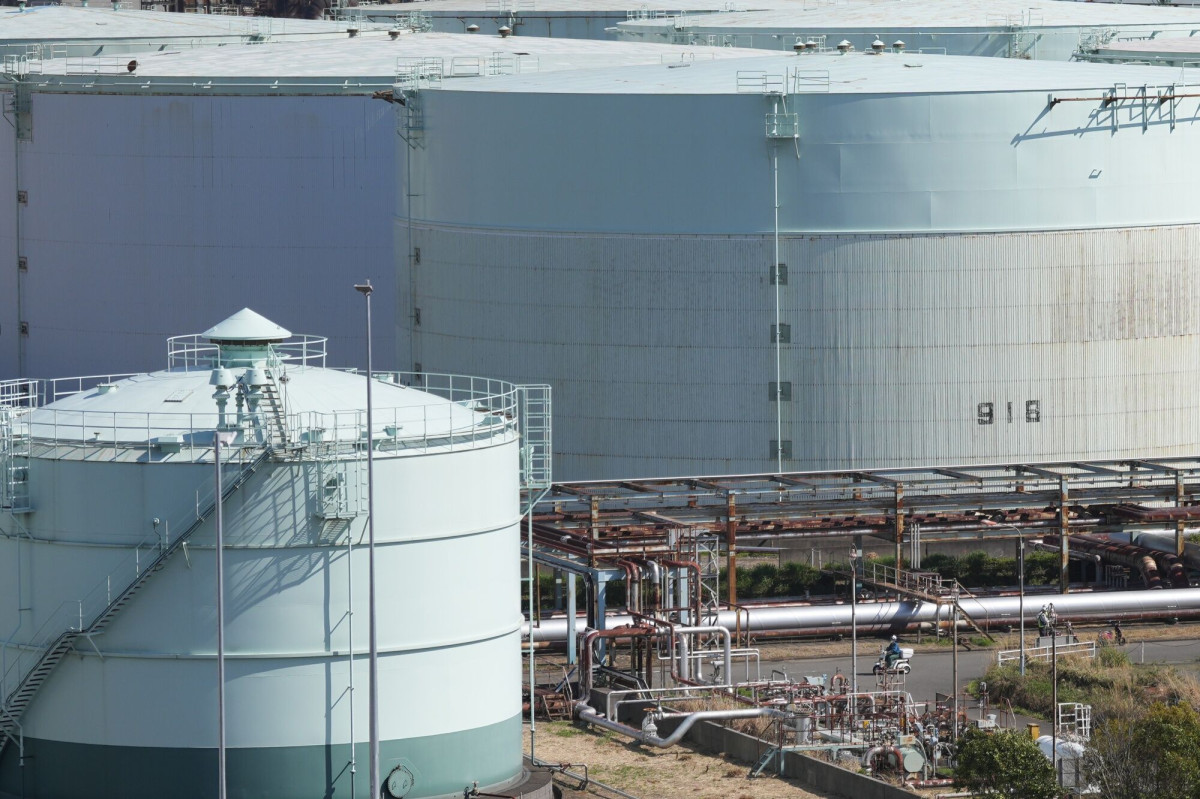 أسعار النفط تتراجع مع اتجاه أوبك+ لزيادة الانتاج