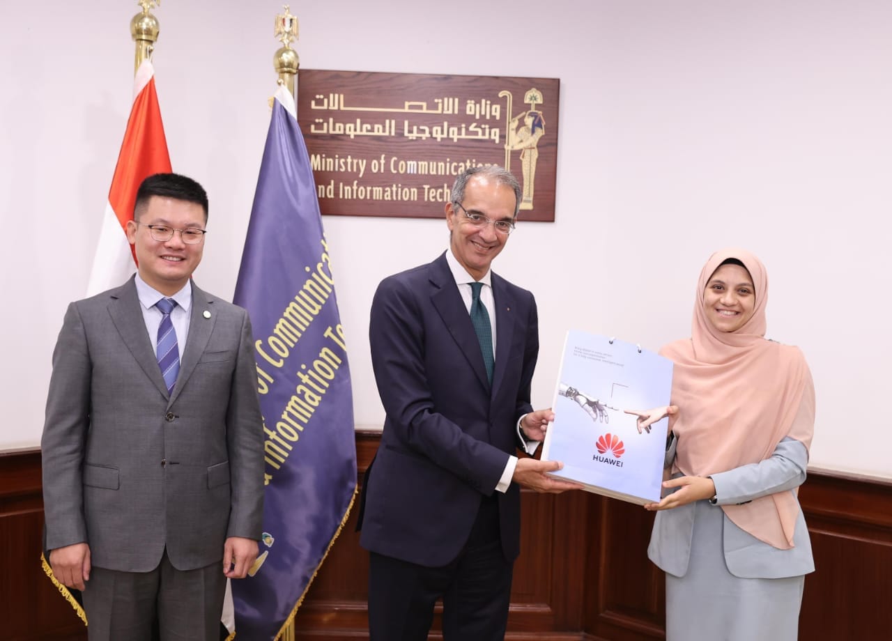 وزير الاتصالات يكرم الشباب الفائزين فى مسابقة هواوى العالمية لتكنولوجيا المعلومات