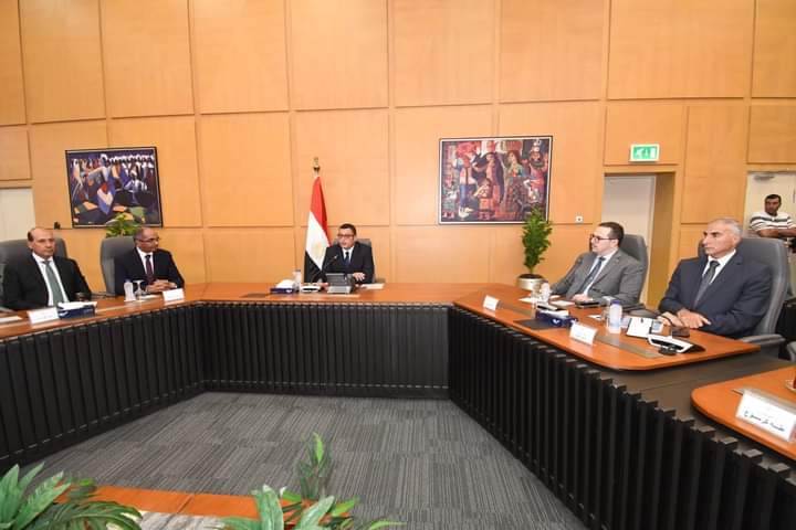 وزير الإسكان لقيادات الوزارة : وضع جدول للزيارات الميدانية لمتابعة مختلف المشروعات ودفع معدلات العمل بها