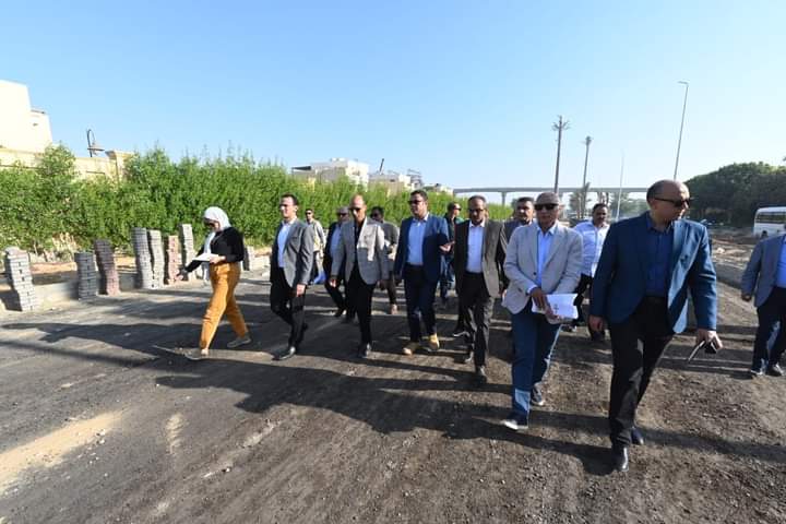 جولة موسعة لوزير الإسكان في مشروعات محاور الطرق بالقاهرة الجديدة