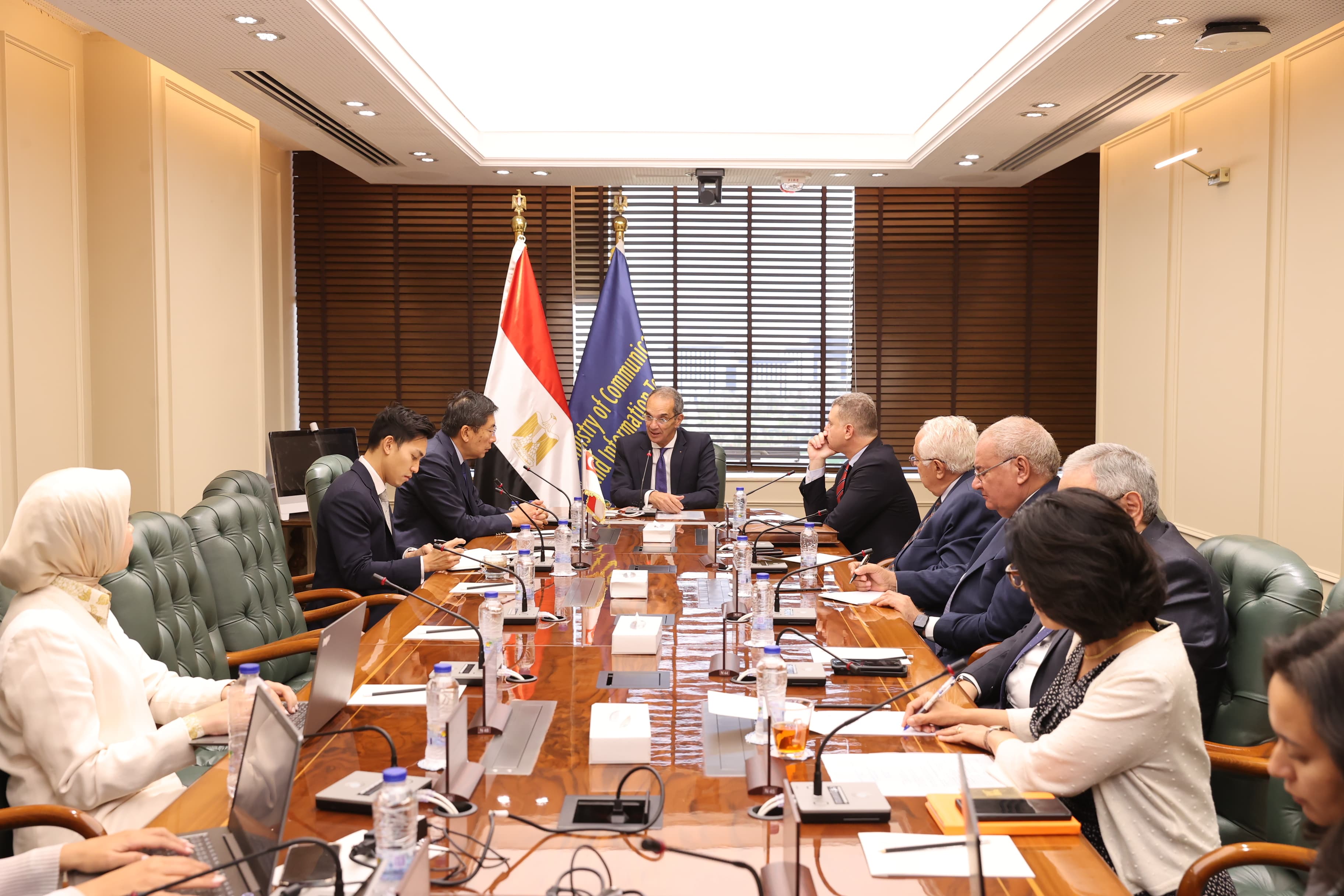 وزير الاتصالات يبحث مع سفير سنغافورة  تعزيز التعاون فى مجالات التعهيد والبحث والتطوير
