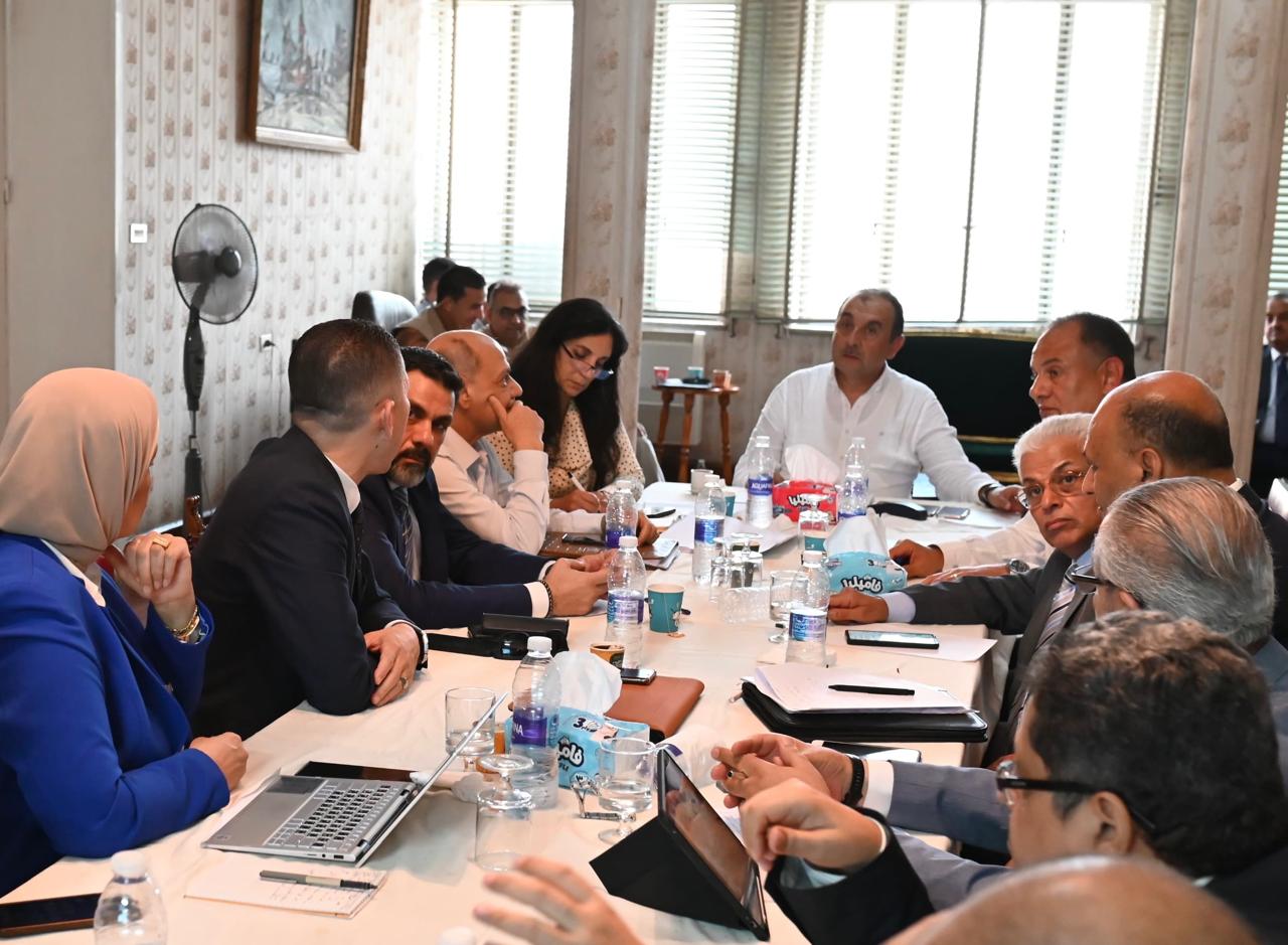 وزير قطاع الأعمال يستعرض الموقف التنفيذي للمشروع القومي لتطوير صناعة الغزل والنسيج