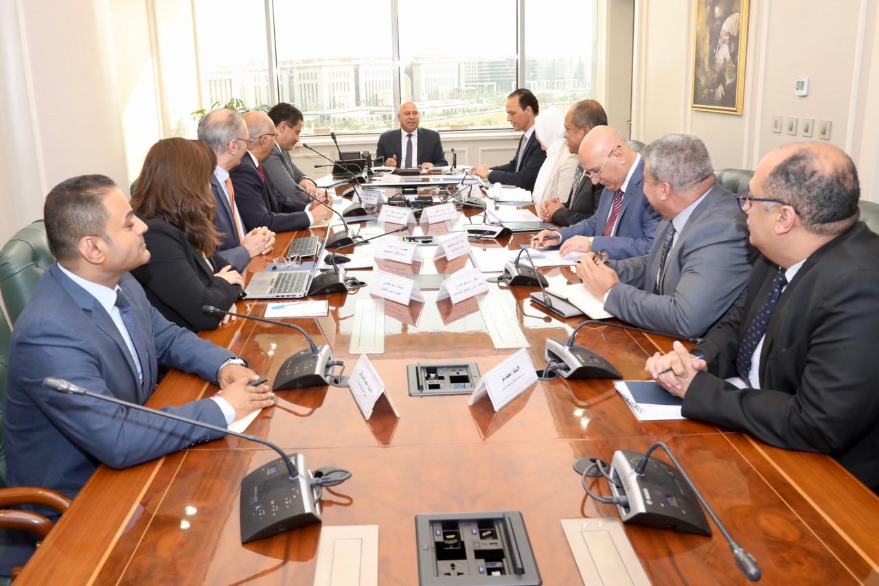 الوزير يبحث مع مجموعة المنصور للسيارات سبل دعم مشروعات المجموعة لتصنيع السيارات