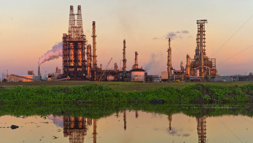 أسعار النفط تتحرك في نطاق ضيق وسط تداولات ضعيفة