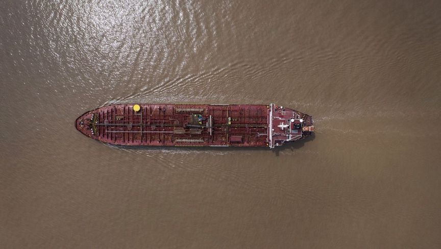 انقلاب ناقلة منتجات بترولية قرب ميناء الدقم في سلطنة عمان