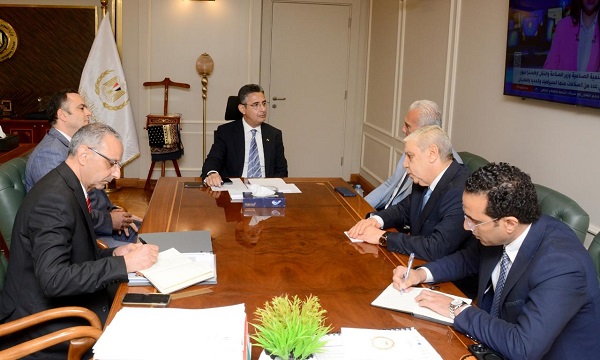 وزير التموين  يجتمع برؤساء ٣ شركات تابعة للصناعات الغذائية