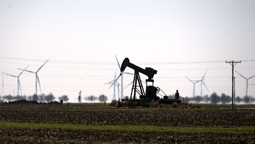 أسعار النفط تعوض خسائرها مع انخفاض المخزونات الأميركية