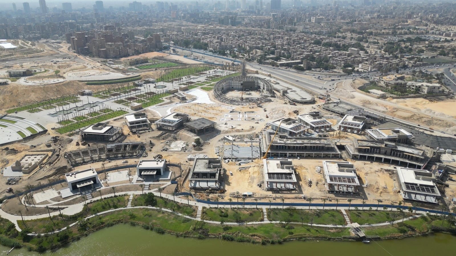 وزير الإسكان يتابع موقف تنفيذ حديقة تلال الفسطاط