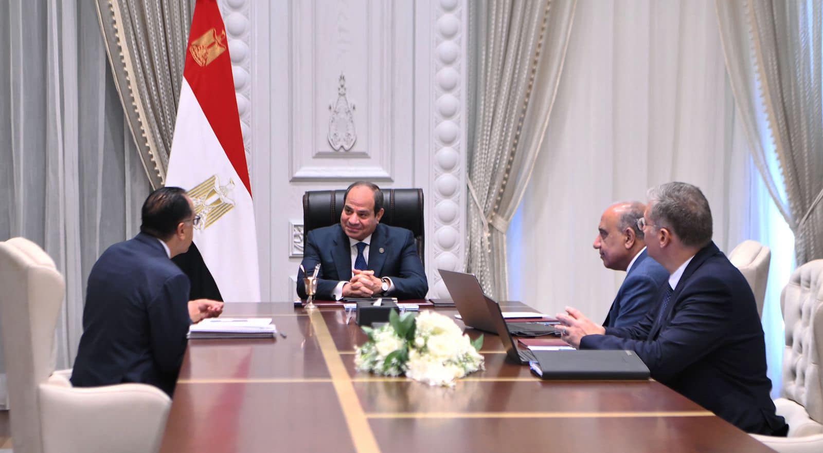 الرئيس يوجه بإضافة قدرات الطاقة الشمسية وطاقة الرياح إلى الشبكة الكهربائية