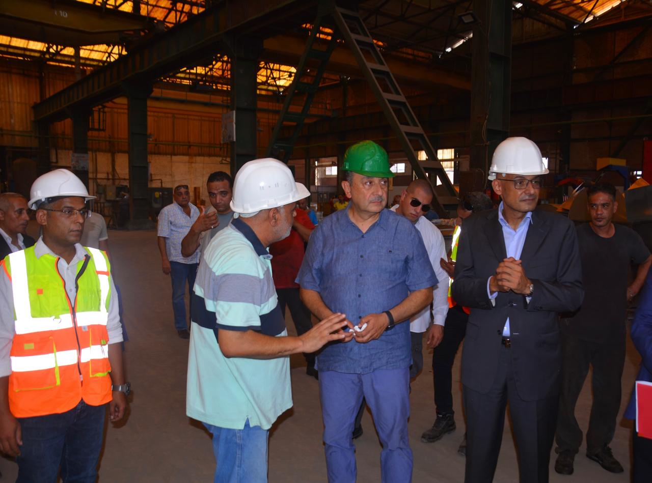 في جولة ميدانية.. وزير قطاع الأعمال العام يتفقد "مصانع النحاس المصرية" بالإسكندرية