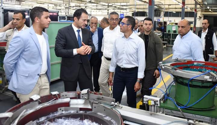وزير الاستثمار يتفقد مصانع المنطقة الحرة بالإسكندرية