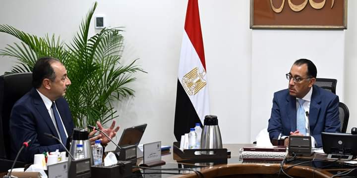 رئيس الوزراء يتابع موقف المشروعات الصناعية للغزل والنسيج والألومينيوم والسيارات