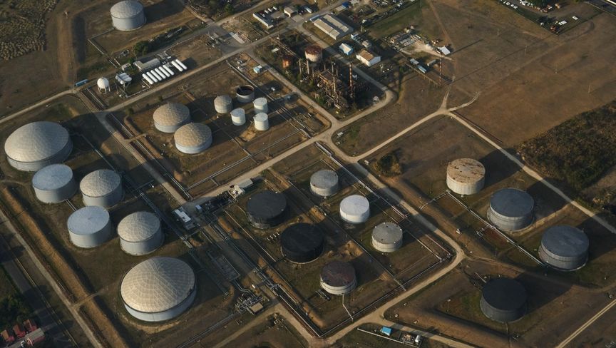 أسعار النفط تستقر بالقرب من أدنى مستوى في سبعة أسابيع