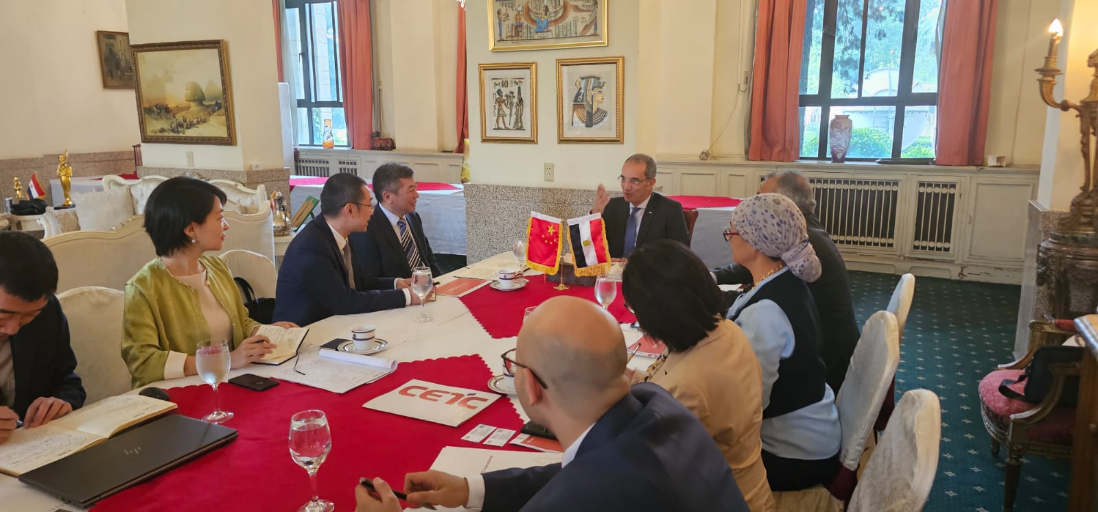 وزير الاتصالات يبحث مع رئيس مجموعة Tsinghua Unigroup إنشاء مركز للبحث والتطوير لأشباه الموصلات