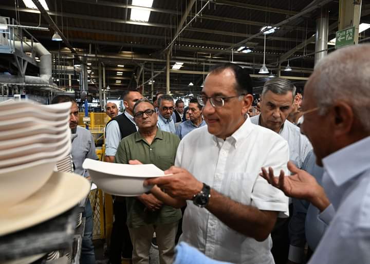 مدبولي يتفقد المنطقة الاستثمارية بالإسكندرية ويزور مصنعا للبورسلين وآخر للأدوية