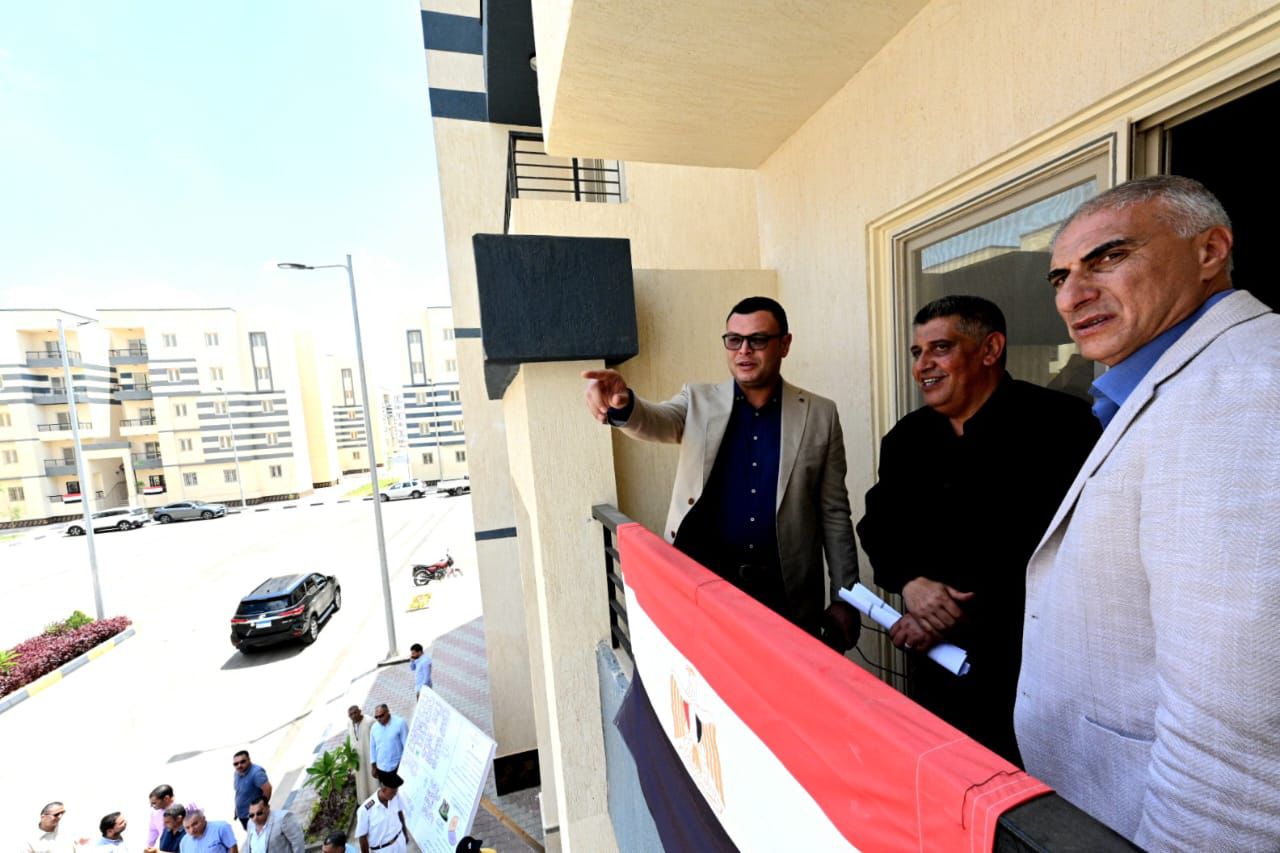 وزير الإسكان يتفقد وحدات "سكن لكل المصريين" وتطوير محاور الطرق ومحطة معالجة الصرف بمدينة السادات