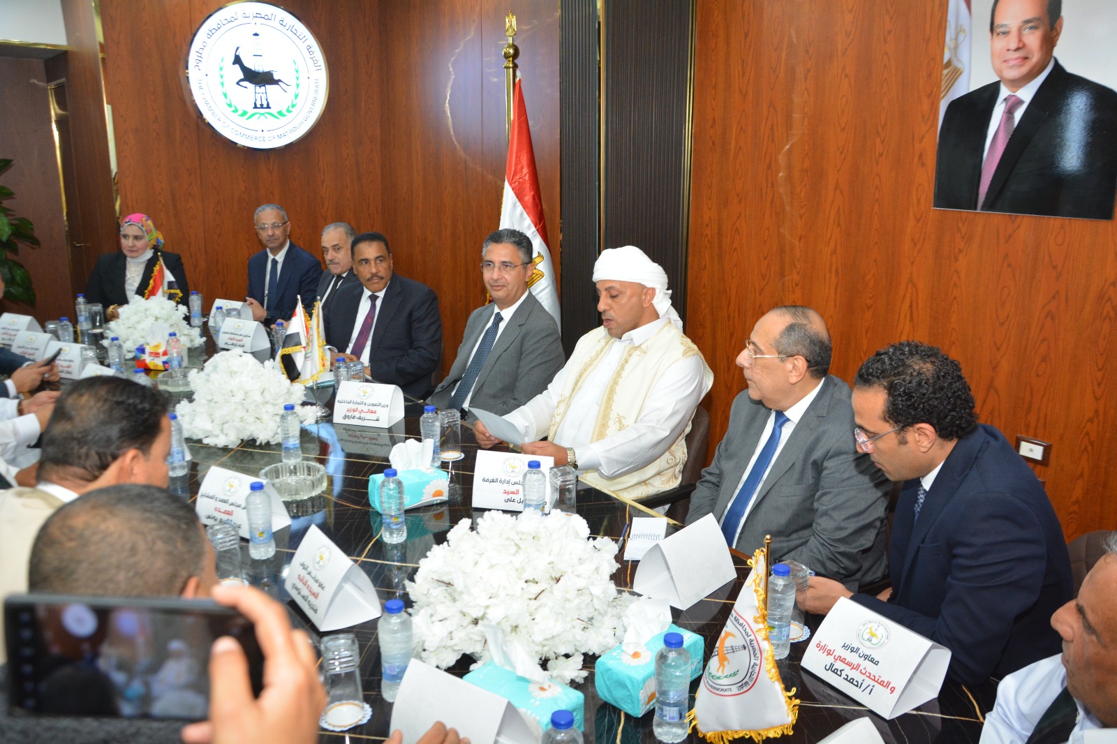 على هامش زيارته للمحافظة.. وزير التموين يلتقي أعضاء الغرف التجارية بمرسى مطروح