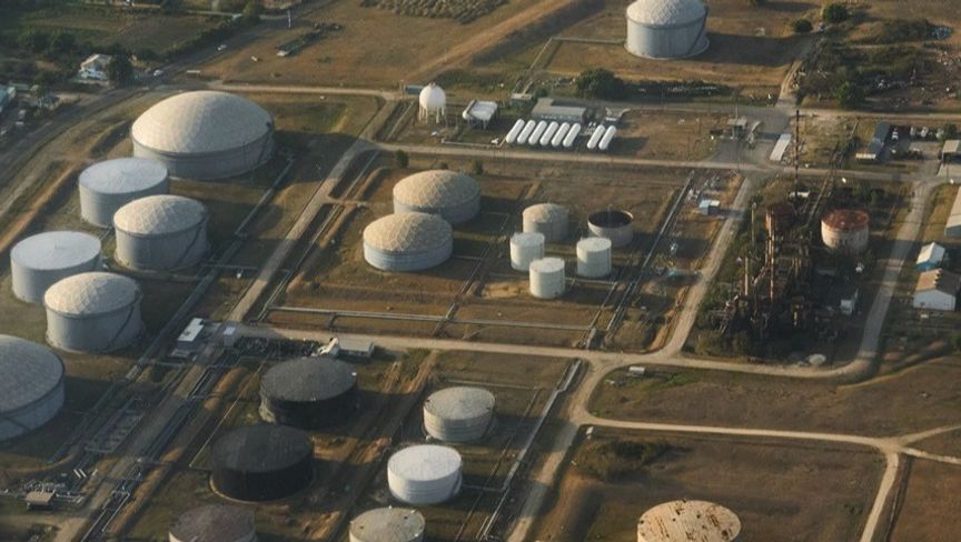 أسعار النفط تسجل مكاسب أسبوعية مع تحول الأنظار للشرق الأوسط