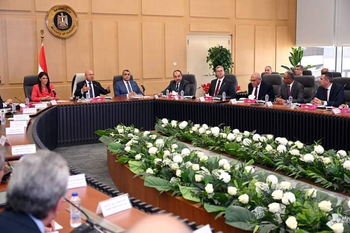 المجموعة الوزارية للتنمية الصناعية تبحث شكاوى مصانع السيراميك