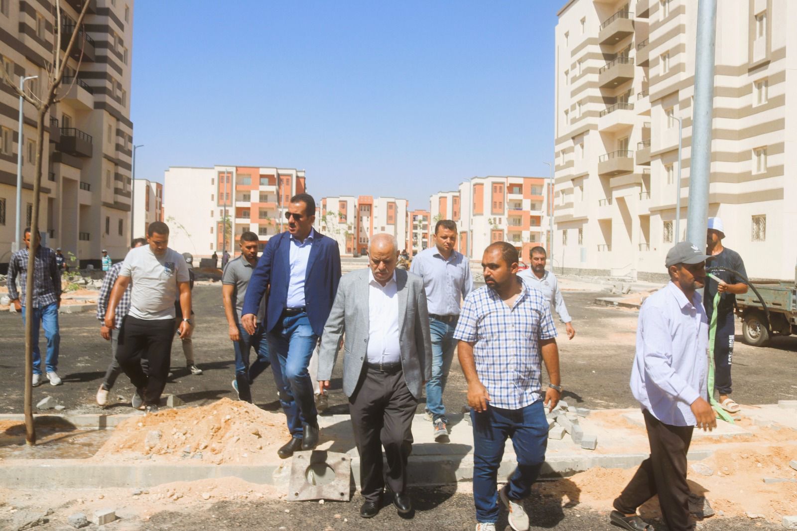 مسئولو " الإٍسكان " يتابعون موقف تنفيذ المشروعات السكنية والخدمات بمدينة العاشر من رمضان