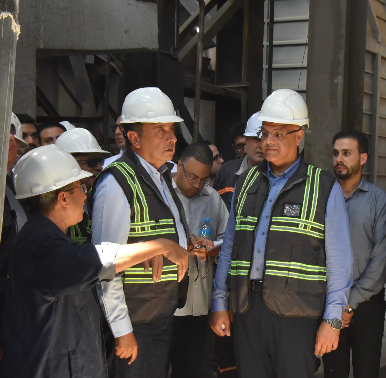 *وزير قطاع الأعمال العام يتفقد مصانع شركتي "الدلتا للصلب" و"النصر للزجاج والبلور"*