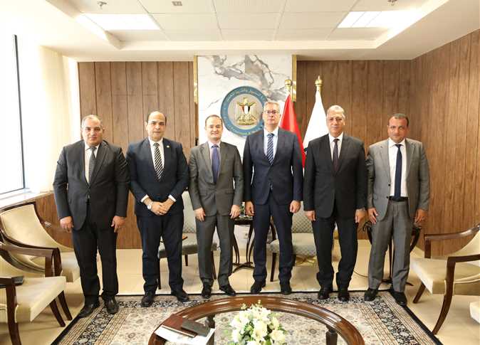 «البترول» تبحث مع شركة «أباتشي» زيادة الإنتاج من الغاز الطبيعي