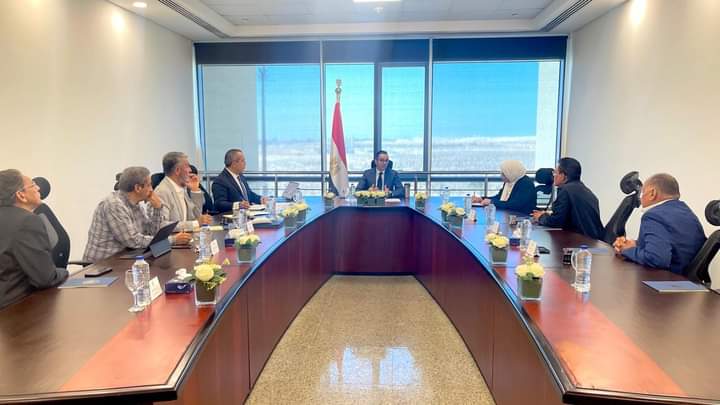 وزير الاستثمار يبحث مستقبل صناعة السيراميك وتحديات الإغراق مع المصنعين