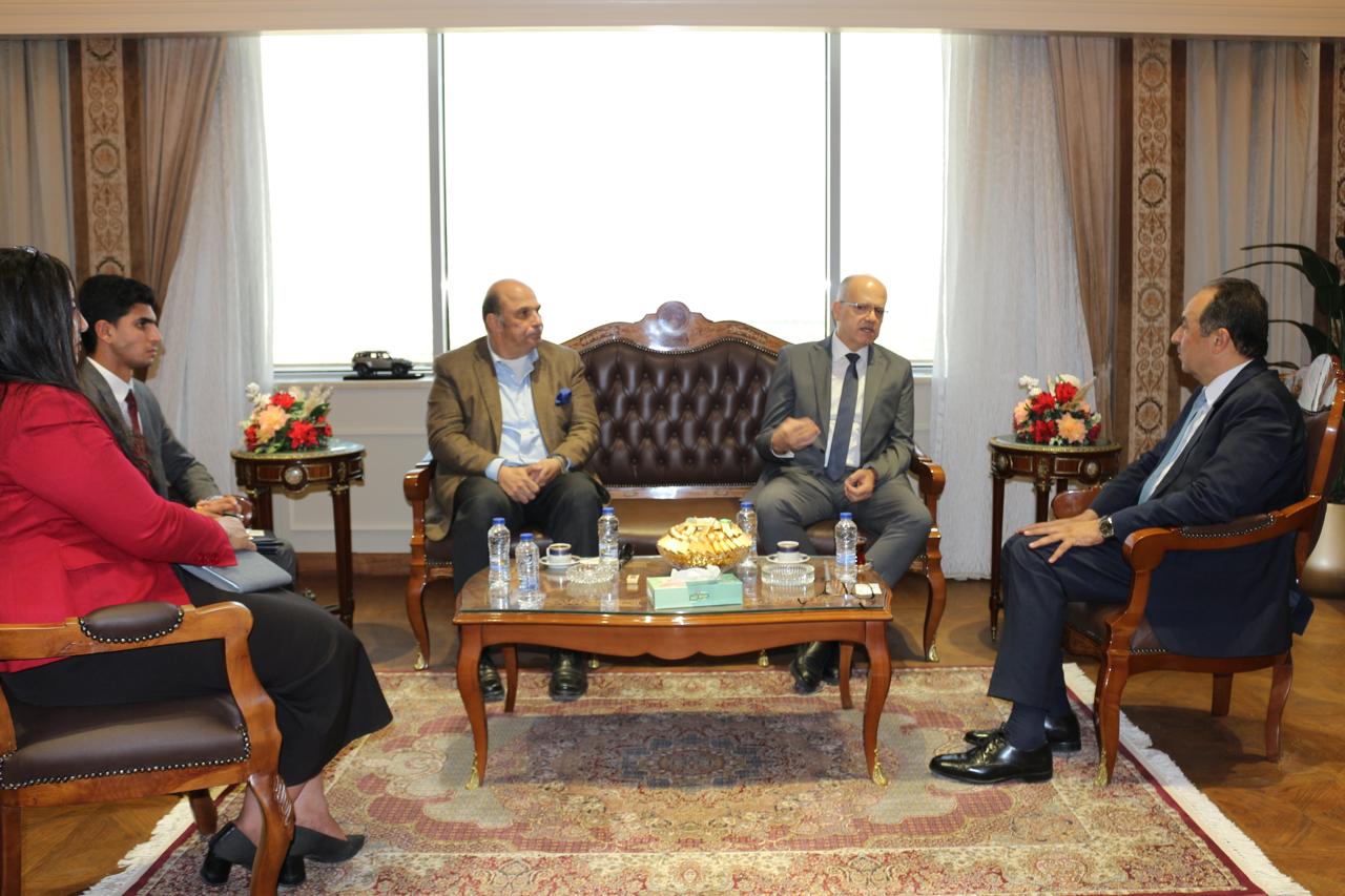 وزير قطاع الأعمال العام يلتقي رئيس الجامعة الألمانية بالقاهرة لبحث فرص التعاون