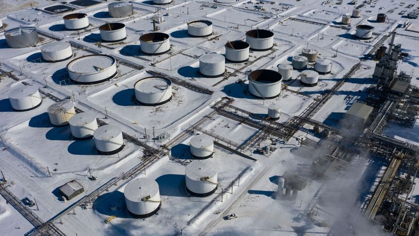 أسعار النفط تواصل التراجع وسط هدوء التوترات وزيادة المخزونات