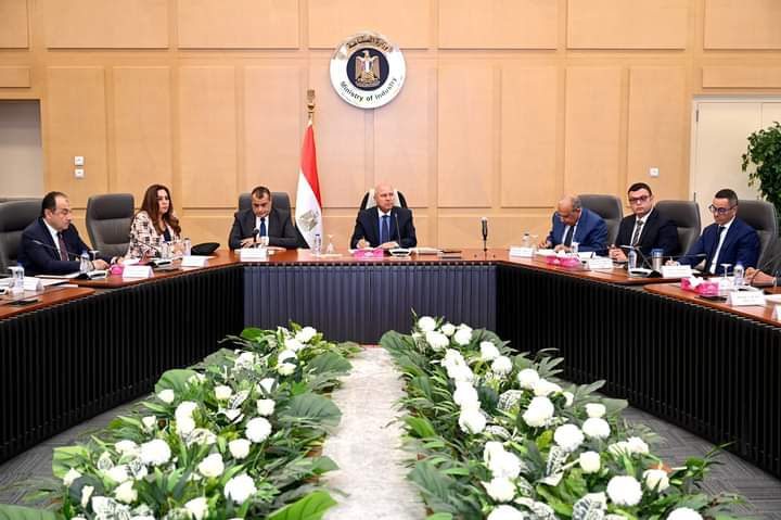 الوزير : توفير أراض في الصعيد لتوطين استثمارات صناعة الملابس الجاهزة