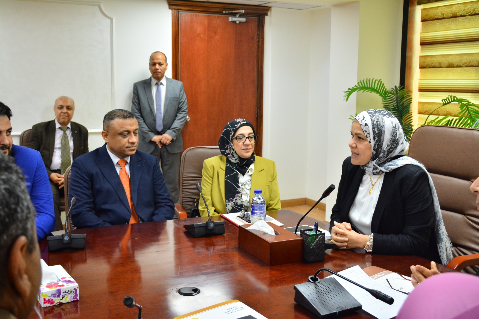 مصلحة الضرائب تكرم فريق التمثيل عن عرض  "عرين المجانين"