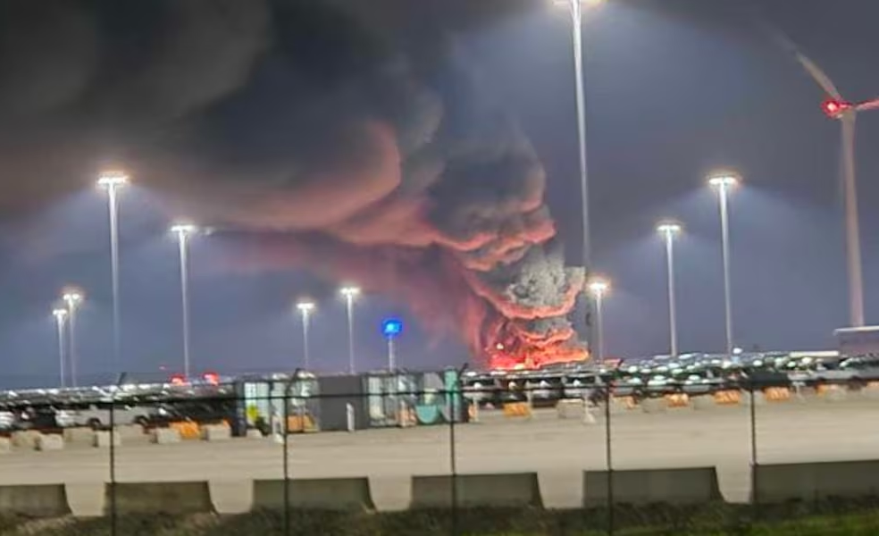 حريق يلتهم سيارة كهربائية بسبب خلل في بطارية الليثيوم