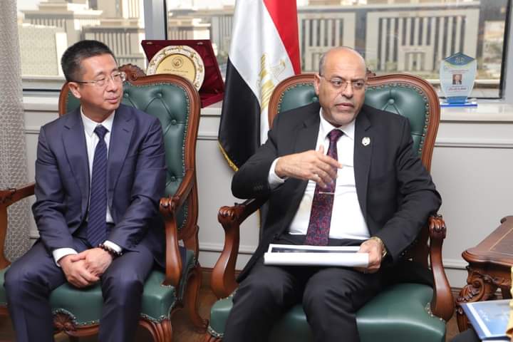 وزير العمل يلتقي وفدًا من شركة هواوي مصر