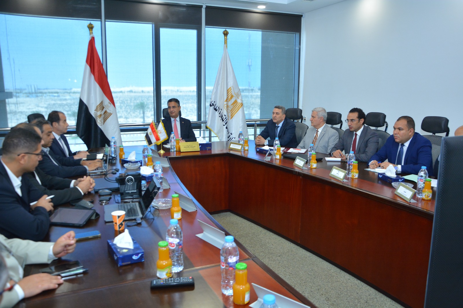 وزير التموين  يجتمع مع ممثلي الشركة المنفذة لمشروع تكويد الذهب بالليزر