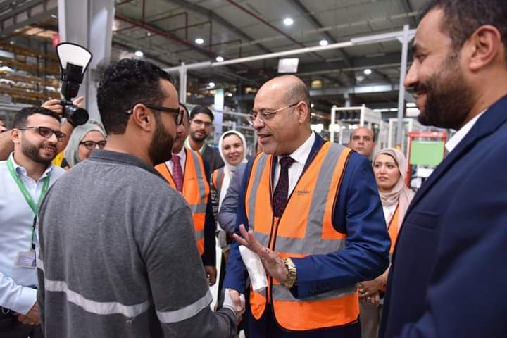 وزير العمل يتفقد مصانع شنايدر وأرسيلور ميتال وفيوتشر وفريش إليكتريك والاستثمارية في بدر