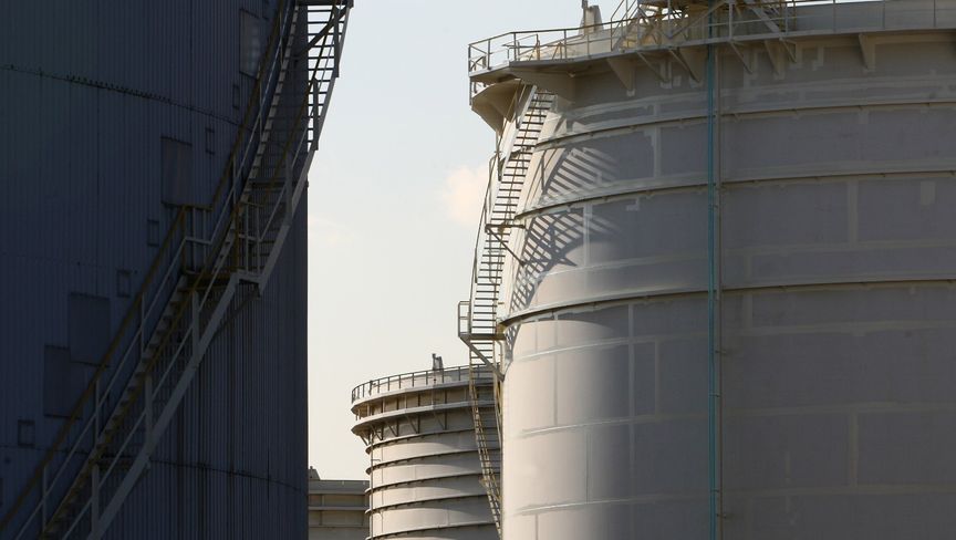 البيانات الأميركية الإيجابية والأزمة الليبية تدفعان أسعار النفط للاحتفاظ بمكاسبها