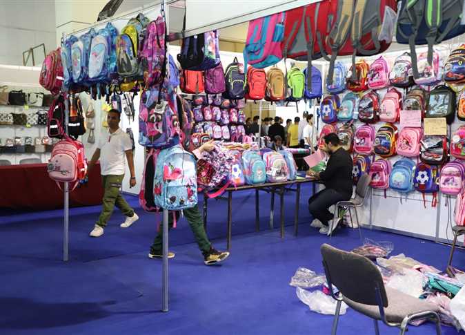 العشري:اقبال كثيف علي معرض أهلا مدارس الرئيسي بالقاهرة.