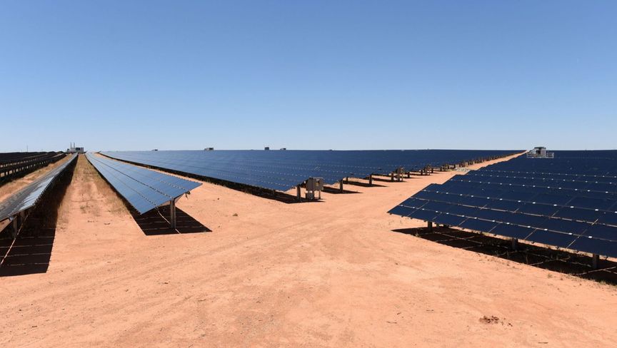 مصدر الإماراتية تستثمر 900 مليون دولار لبناء محطات شمسية في مصر
