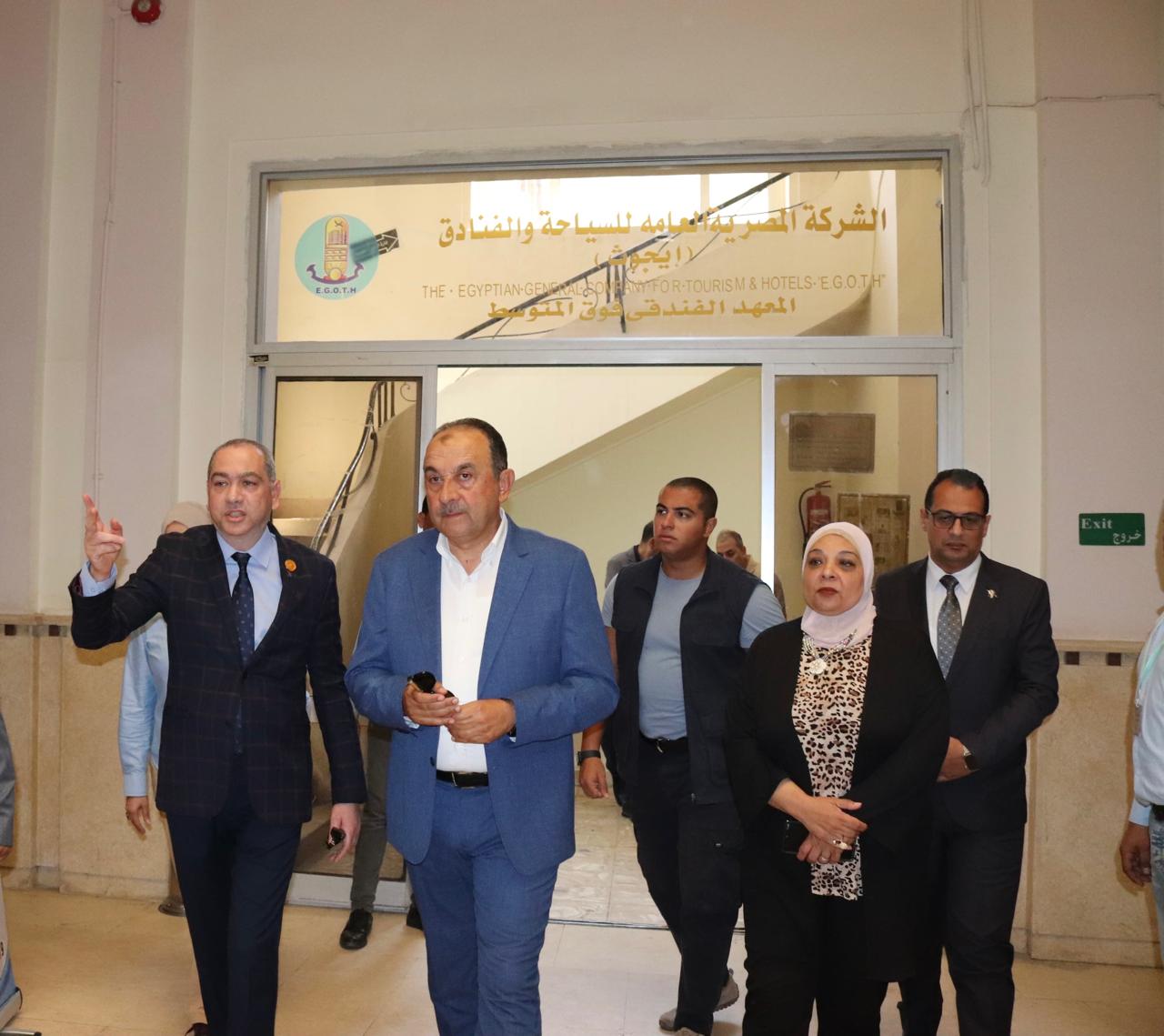 وزير قطاع الأعمال يتفقد معهد ايجوث للسياحة والفنادق