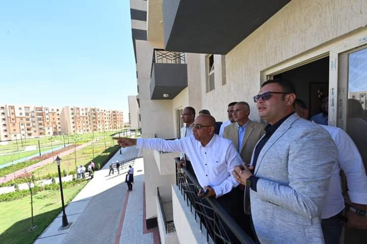 وزير الإسكان يتفقد العمل بوحدات "سكن لكل المصريين" بأكتوبر الجديدة