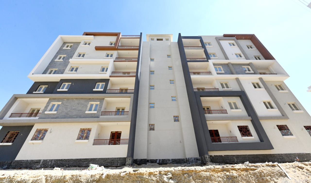 وزير الإسكان يتفقد وحدات المبادرة الرئاسية "سكن لكل المصريين" بمدينة حدائق أكتوبر