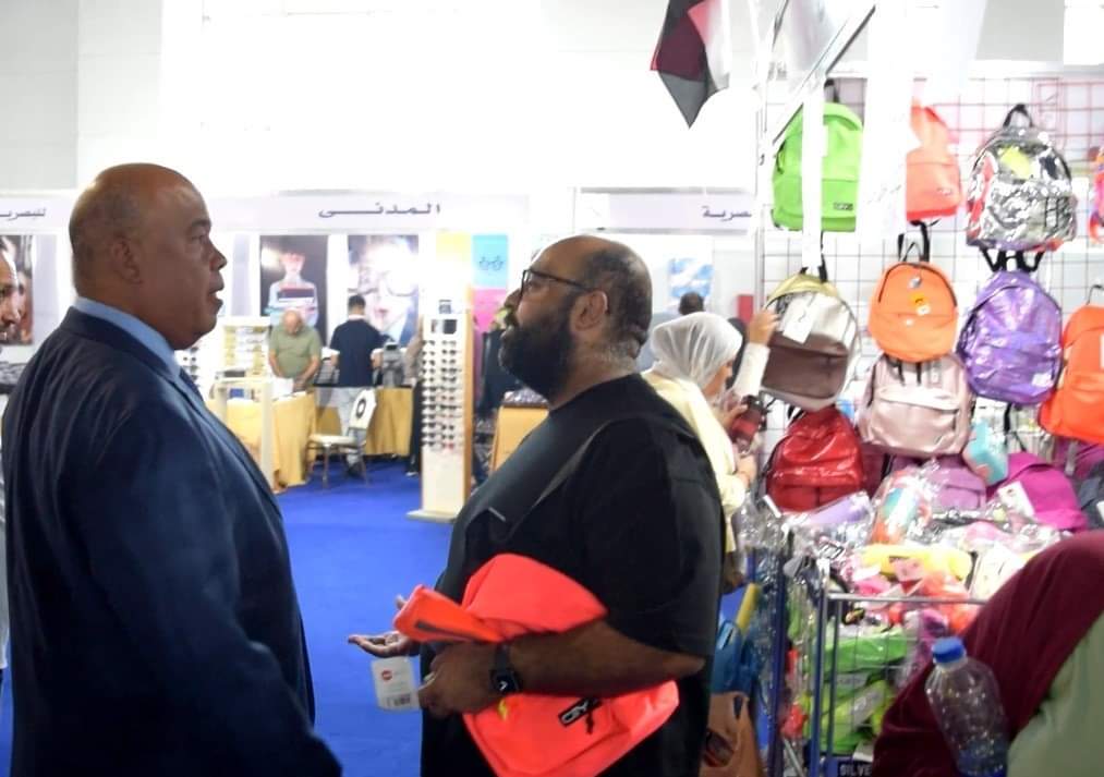 رئيس غرفة القاهرة يتفقد معرض أهلا مدارس للاطمئنان على اسعار وجودة السلع