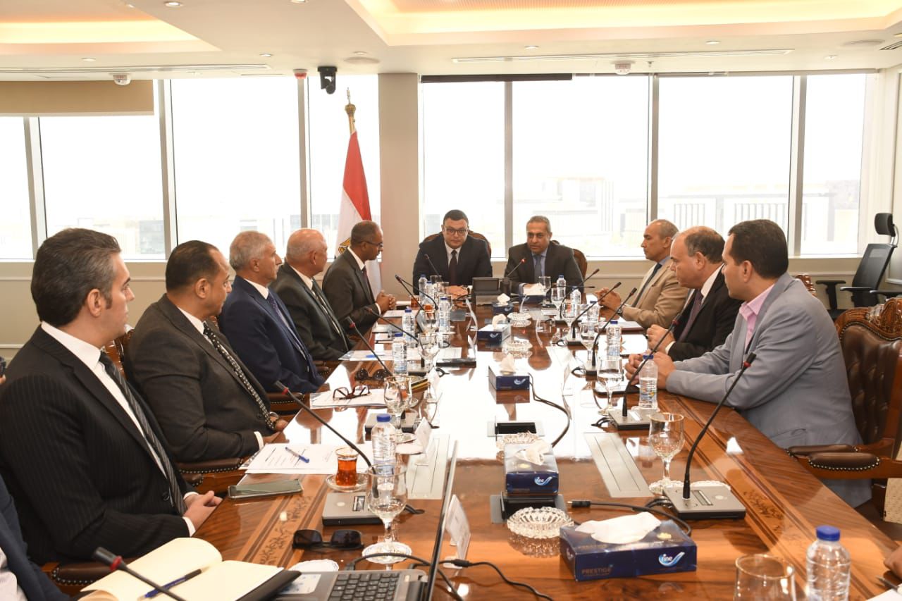 وزير الإسكان ورئيس "شركة العاصمة" يتابعان موقف منظومة مياه الشرب والصرف الصحى